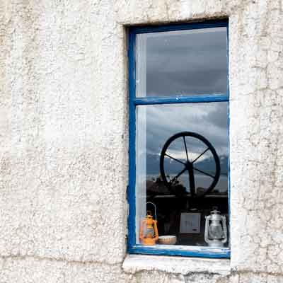 Tr&ouml;llskagi:Hjalteyri Die Landschaft spiegelt sich im Fenster